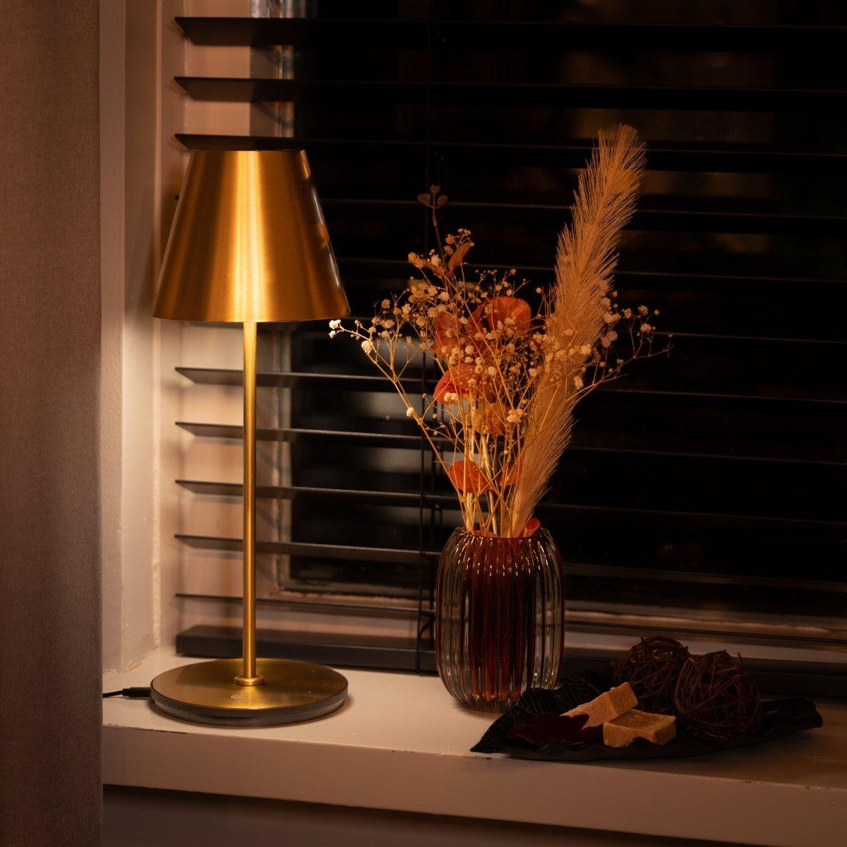 Een oplaadbare tafellamp met oplaadvoet, de must-have voor ieder huishouden! - Fullambience