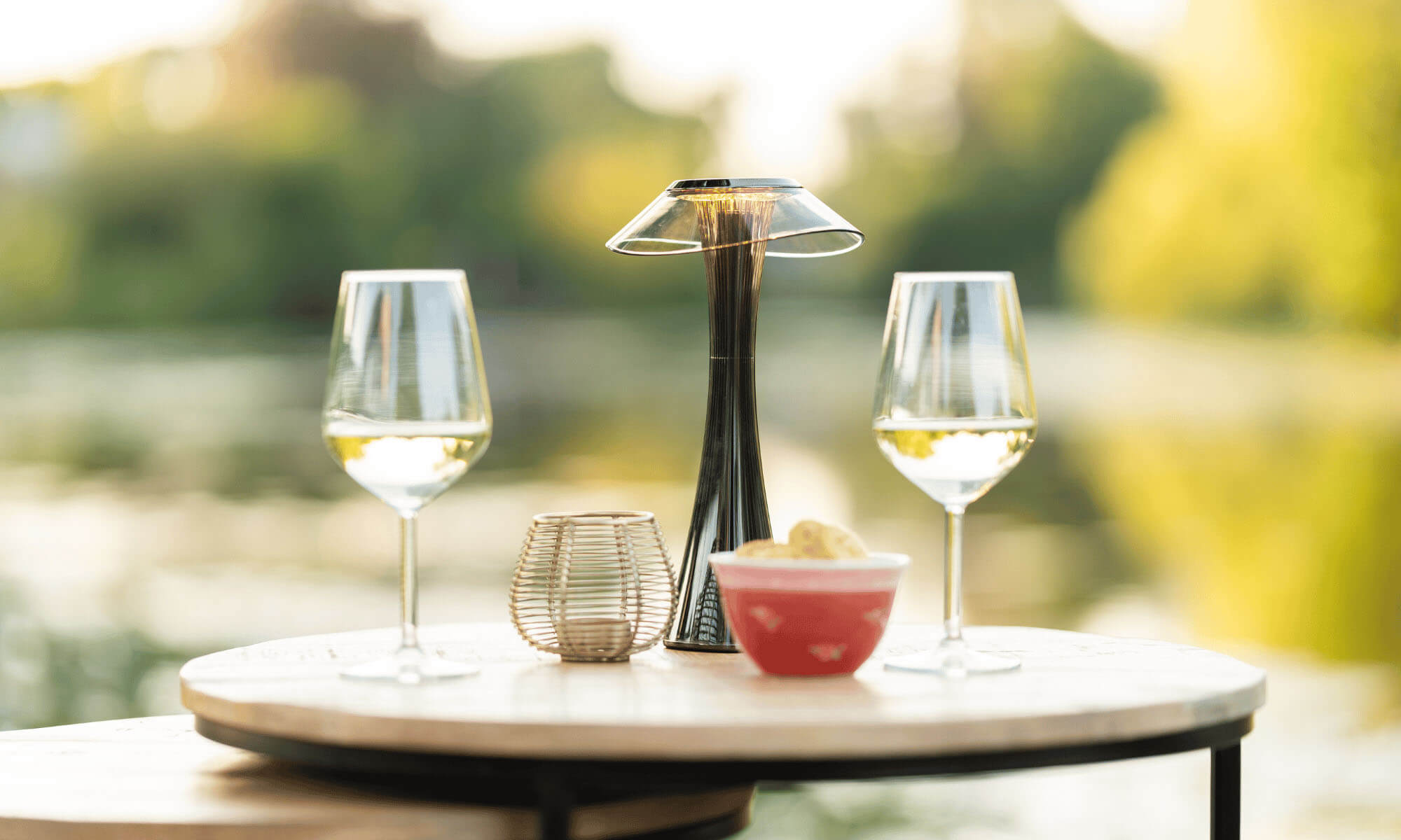 Fullambience Tafellamp met twee wijnglazen in de zomer.