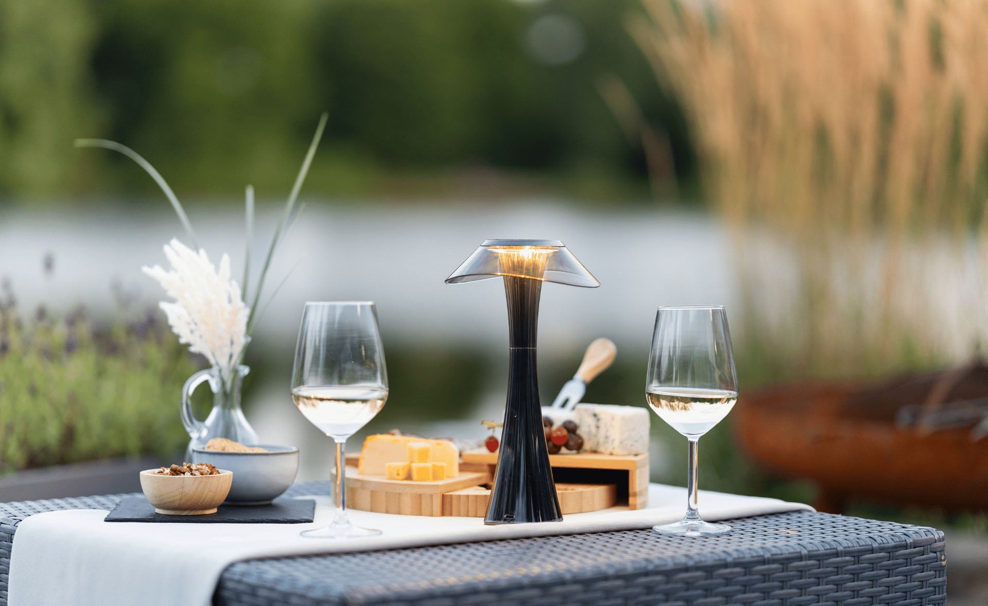 Fullambience Dignify in achtertuin met hapjes en drankjes