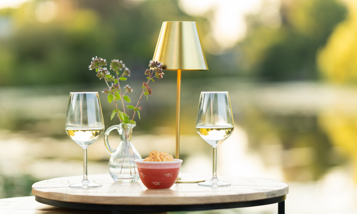 Fullambience Stable Gold outdoor met een gedekte tafel.
