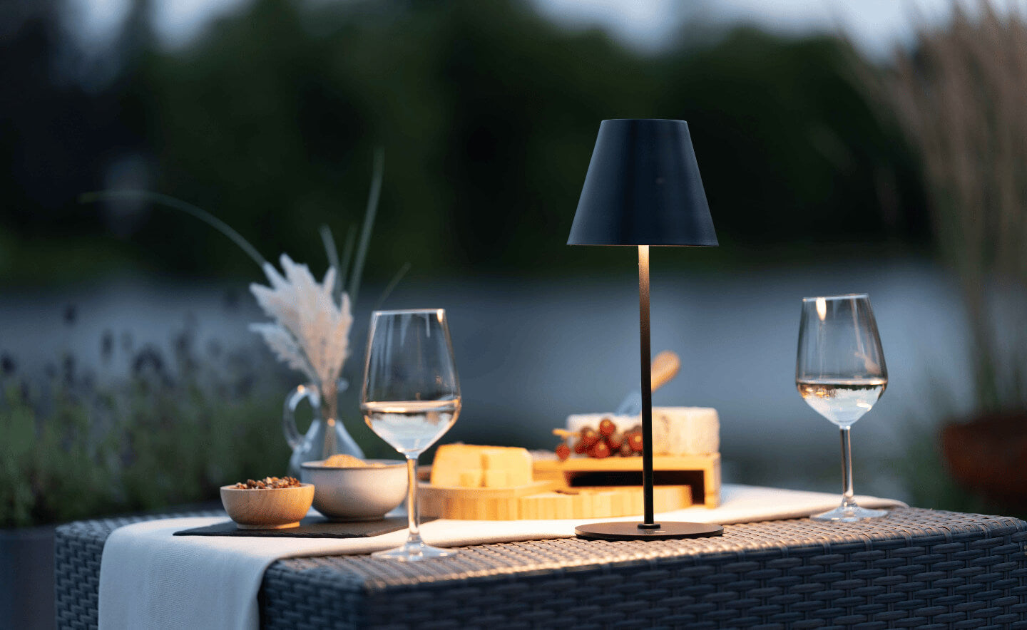 Fullambience stable in achtertuin bij schemer met drankjes