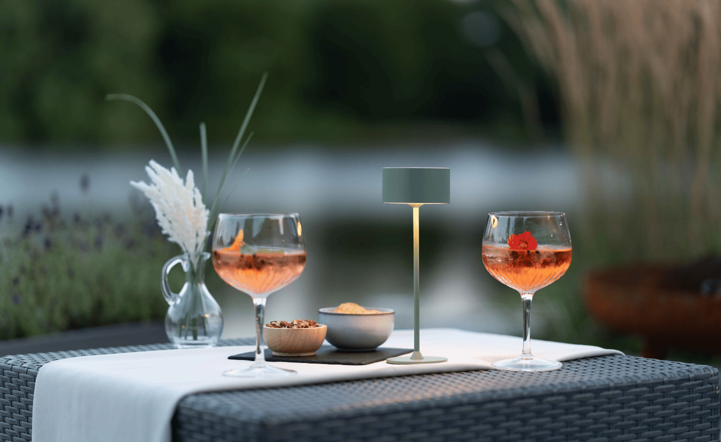 Fullambience Minty Green met cocktails en een oplaadvoet.